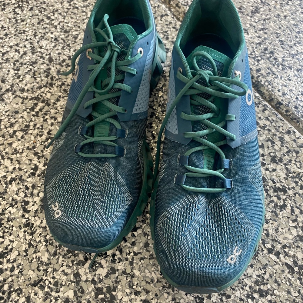 Men’s size 10 blue/green ON shoes. Excellent condition!